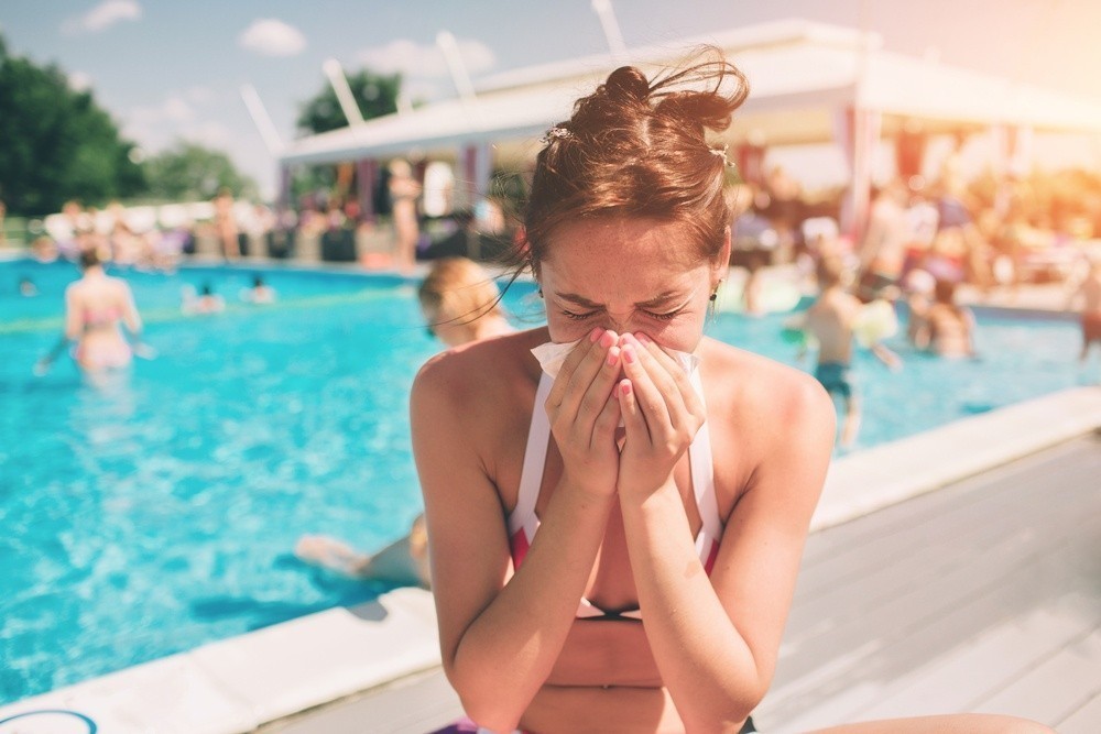 Γυναίκα με γρίπη σε πισίνα
