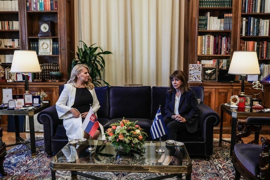 Η Προέδρος της Δημοκρατίας Κατερίνα Σακελλαροπούλου συνομιλεί με την Πρόεδρο της Σλοβακίας, Zuzana Caputova (Ζουζάνα Τσαπούτοβα) κατά τη διάρκεια της συνάντησή τους στο Προεδρικό Μέγαρο