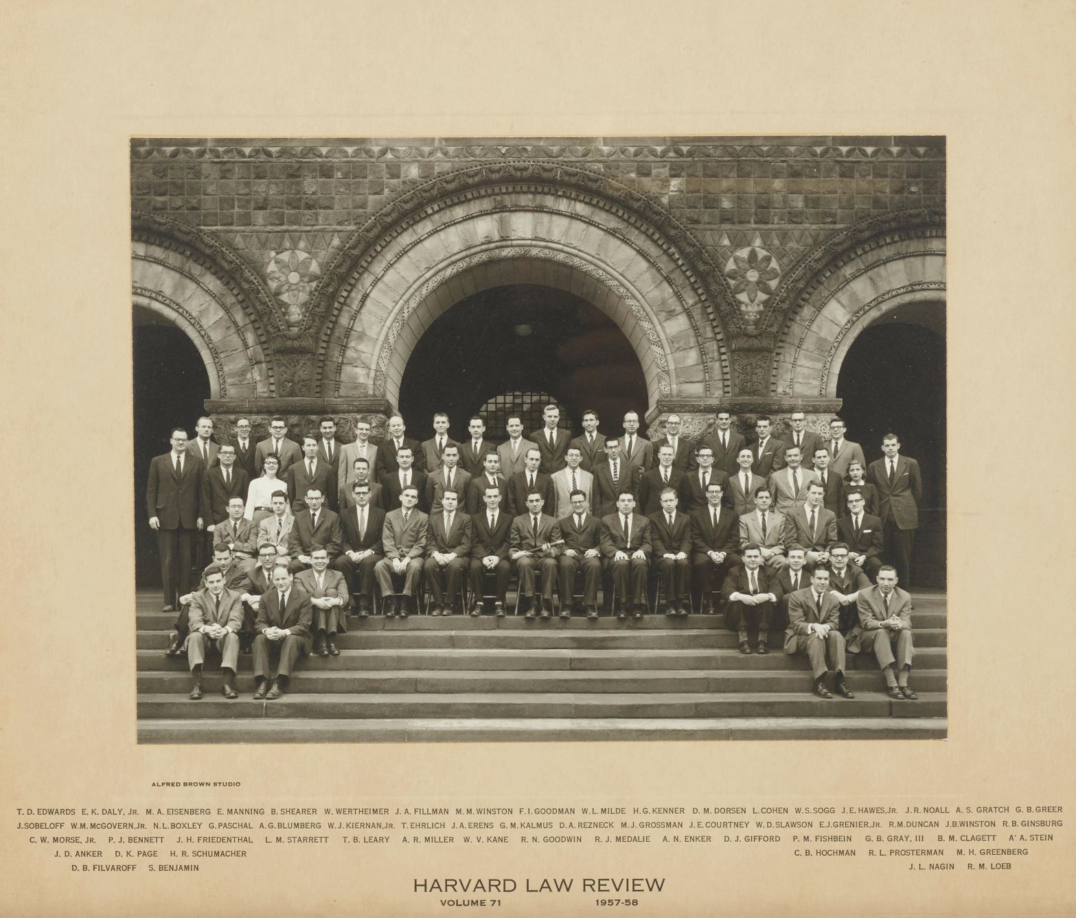 Αναμνηστική φωτογραφία της ομάδας του Χάρβαντ 1957-58. Η Ρουθ στην άκρη δεξιά