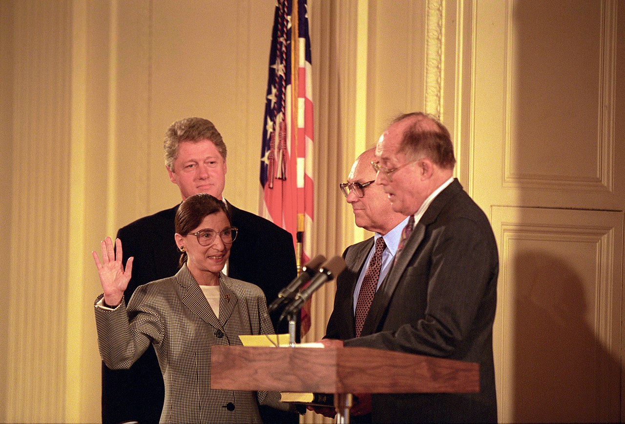 Η Ρουθ Μπέιντερ Γκίνσμπουργκ το 1993 κατά την ορκωμοσία της για τον διορισμό της από τον Μπιλ Κλίντον στο Ανώτατο Δικαστήριο