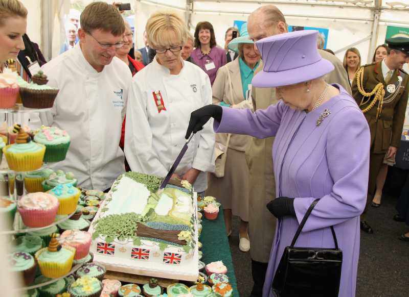 Η βασίλισσα Ελισάβετ κόβει μία τούρτα