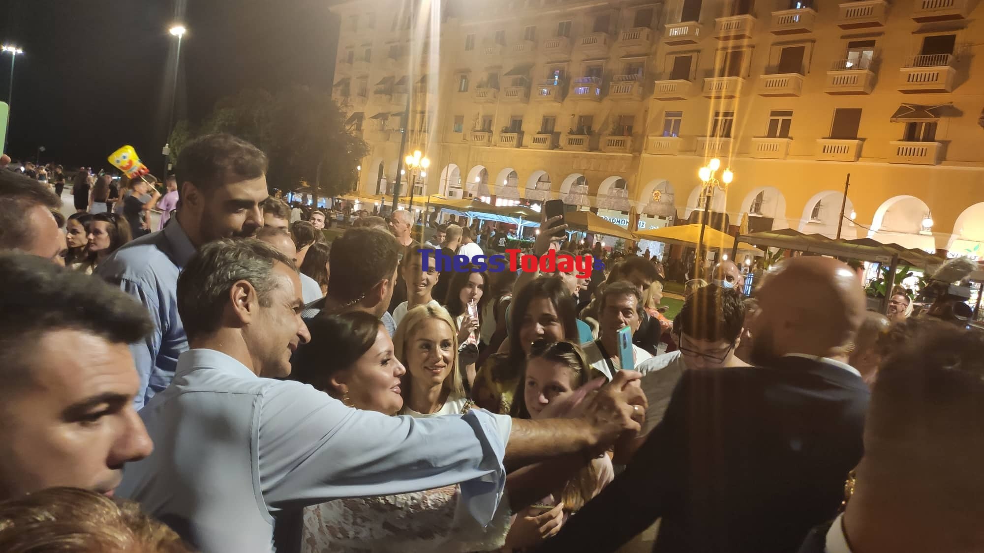 Θεσσαλονίκη: Βόλτα στην πλατεία Αριστοτέλους έκανε ο πρωθυπουργός Κυριάκος Μητσοτάκης