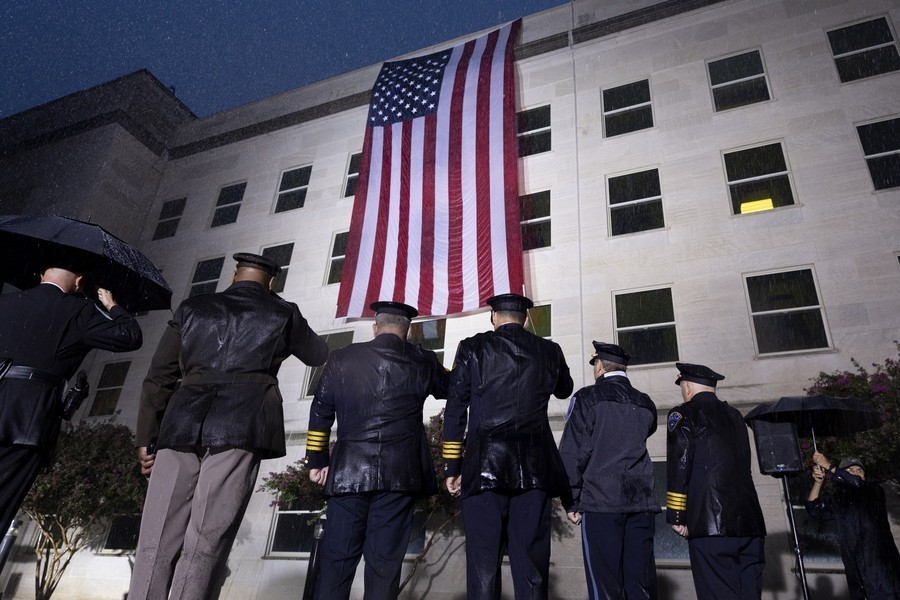 Αξιωματικοί στο Αμερικανικό Πεντάγωνο τιμού την επέτειο της 11ης Σεπτεμβρίου EPA/MICHAEL REYNOLDS