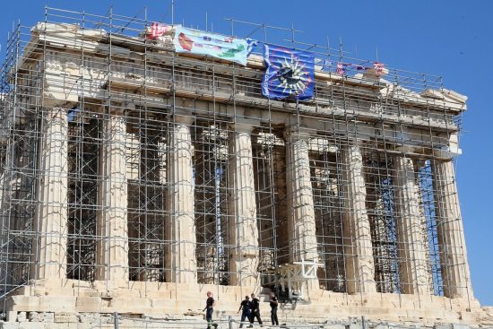 Ακρόπολη: Κατέβηκε από τον Παρθενώνα ο άνδρας που κρέμασε πανό και σημαίες