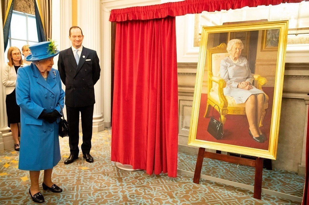 Η Ελισάβετ Β΄ μπροστά σε πορτρέτο της