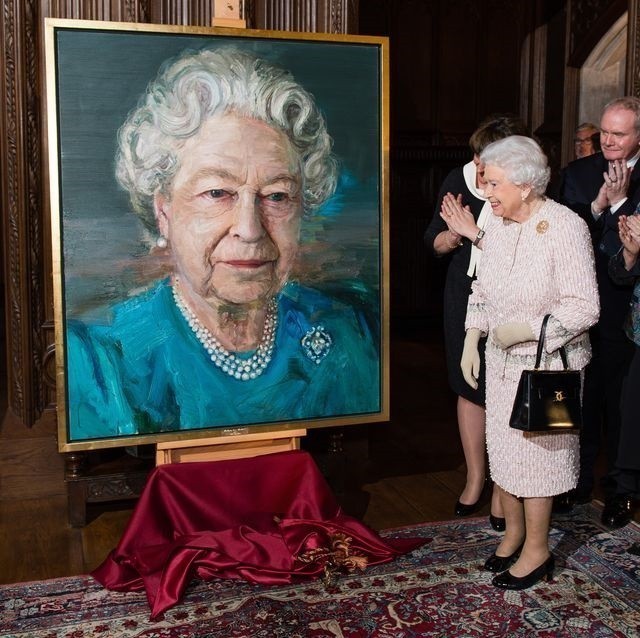 Η Ελισάβετ Β΄ μπροστά σε πορτρέτο της