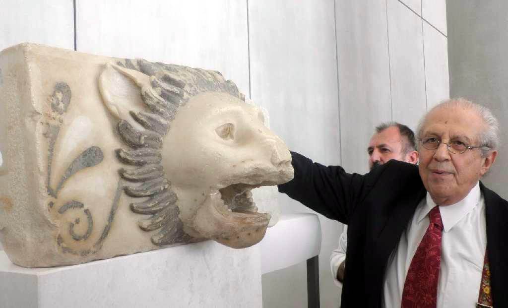 Ο Δημήτρης μπροστά στη λεοντοκεφαλή της υδρορρόης από τον αρχαϊκό Παρθενώνα