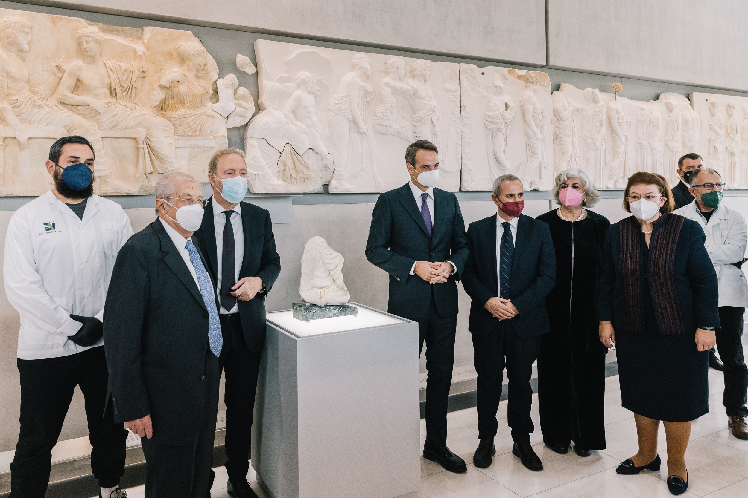 Στο Μουσείο Ακρόπολης στην εκδήλωση για το «θραύσμα Fagan» με τον πρωθυπουργό Κυριάκο Μητσοτάκη, την υπουργό Πολιτισμού Λίνα Μενδώνη, τον γενικό διευθυντή του Μουσείου Ακρόπολης Νίκο Σταμπολίδη και ιταλούς επισήμους