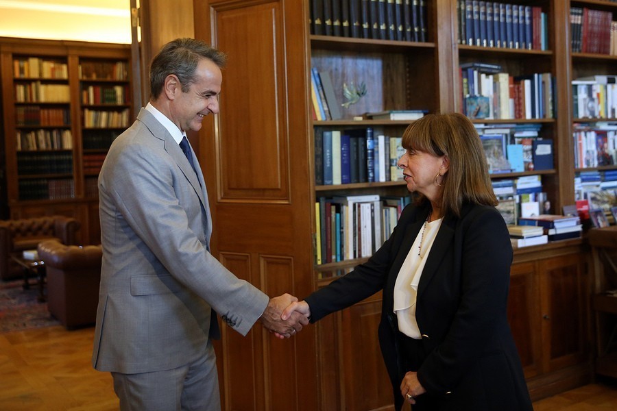 Η Πρόεδρος της Δημοκρατίας Κατερίνα Σακελλαροπούλου υποδέχεται τον πρωθυπουργό Κυριάκο Μητσοτάκη στη συνάντηση τους στο πλαίσιο των τακτικών μηνιαίων ενημερώσεων, στο Προεδρικό Μέγαρο, Αθήνα Παρασκευή 16 Σεπτεμβρίου 2022. ΑΠΕ-ΜΠΕ/ΑΠΕ-ΜΠΕ/ΟΡΕΣΤΗΣ ΠΑΝΑΓΙΩΤΟΥ