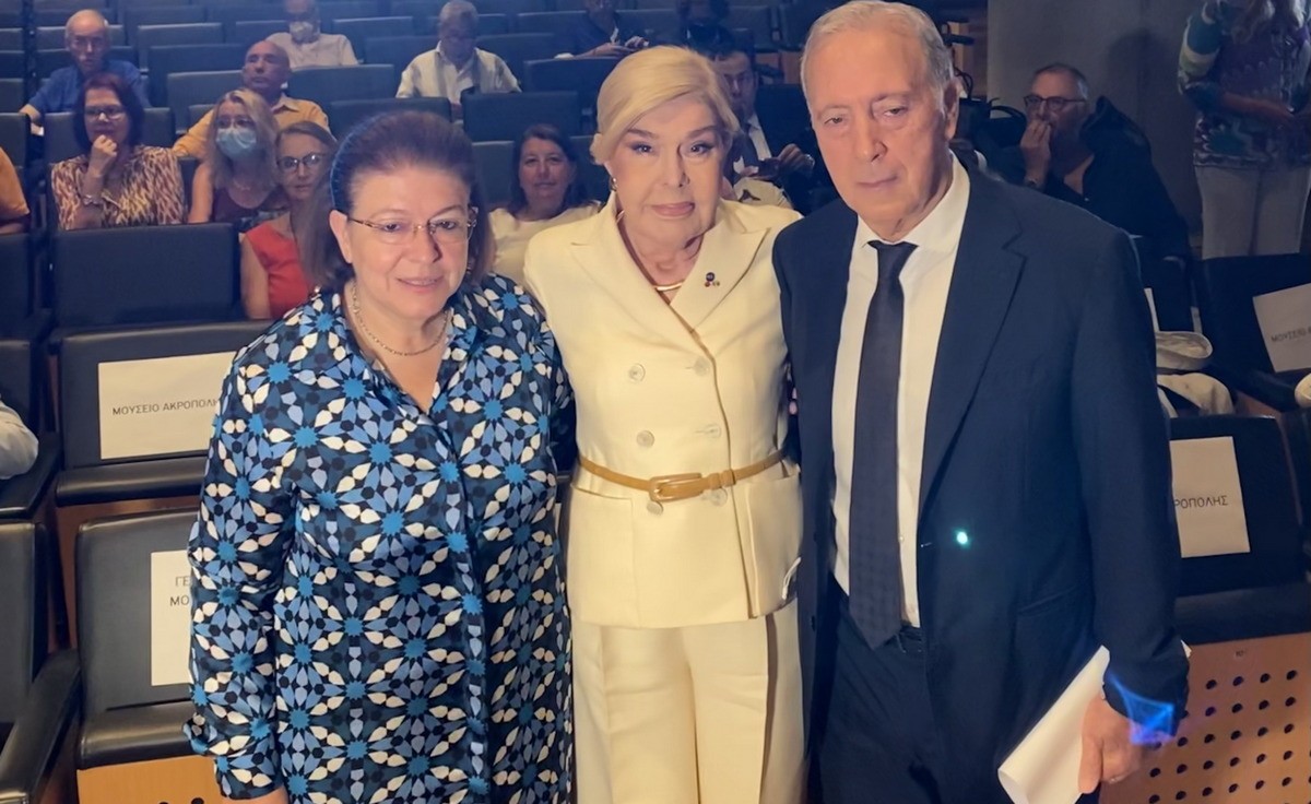 Η υπουργός Πολιτισμού Λίνα Μενδώνη, η Μαριάννα Βαρδινογιάννη και ο διευθυντής του Μουσείου Ακρόπολης Νίκος Σταμπολίδης
