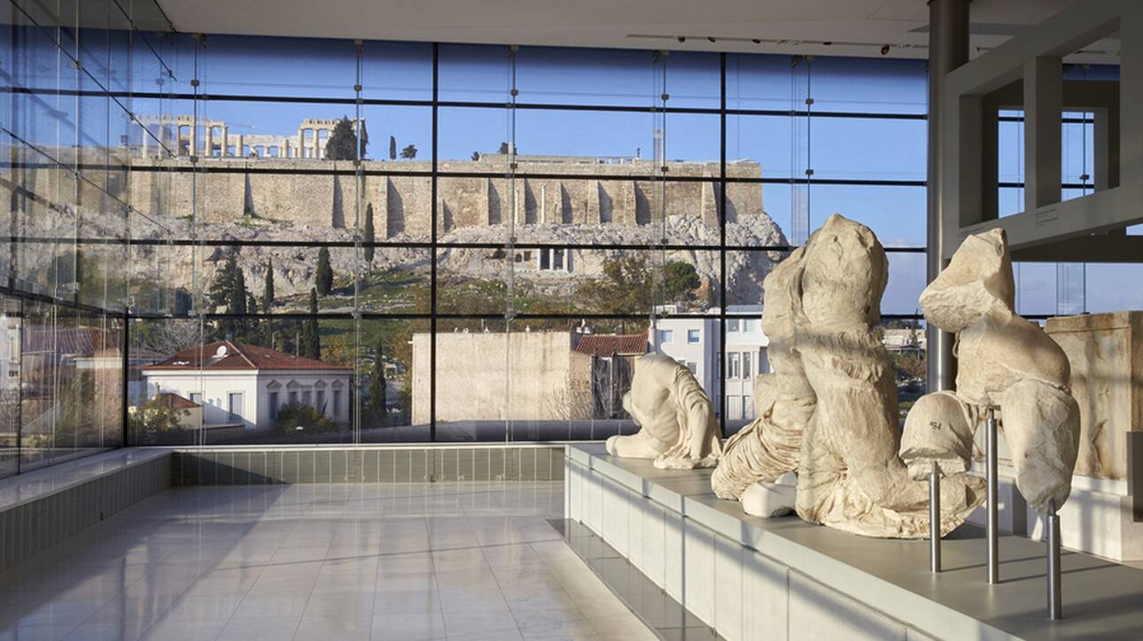 Τα Γλυπτά του Παρθενώνα στο Μουσείο Ακρόπολης με τον Παρθενώνα στο βάθος