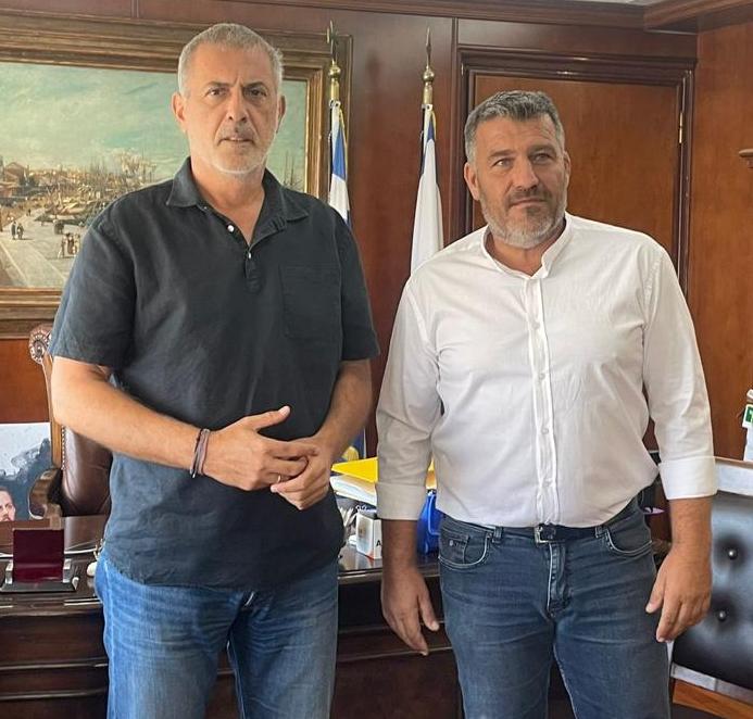 Ο Δήμαρχος Πειραιά κ. Γιάννης Μώραλης συναντήθηκε σήμερα με τον Πρόεδρο της ΠΟΕ-ΟΤΑ κ. Νίκο Τράκα στο Δημαρχείο Πειραιά.