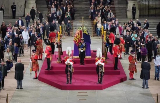 Βρετανία: Τα τέσσερα παιδιά της βασίλισσας Ελισάβετ πήραν θέσεις γύρω από το φέρετρο