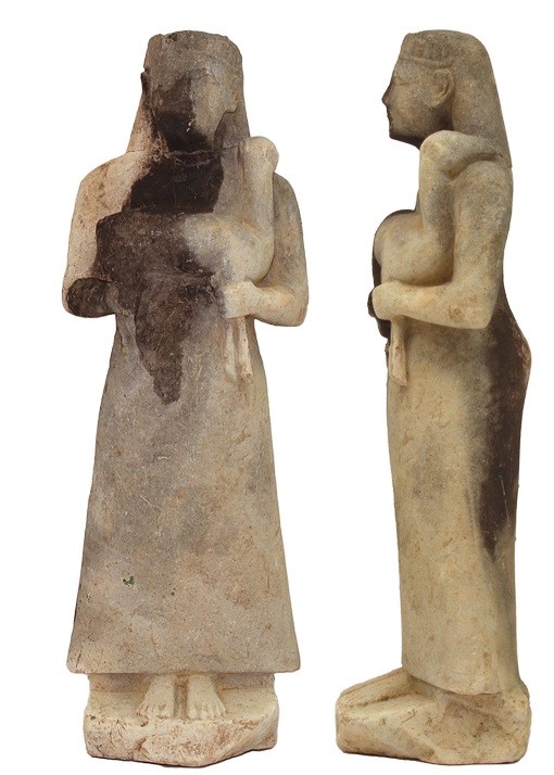 Λίθινο αγαλματίδιο που αναπαριστά γυναικεία μορφή που κρατά ζώο, αρχές 6ου π.Χ. αιώνα
