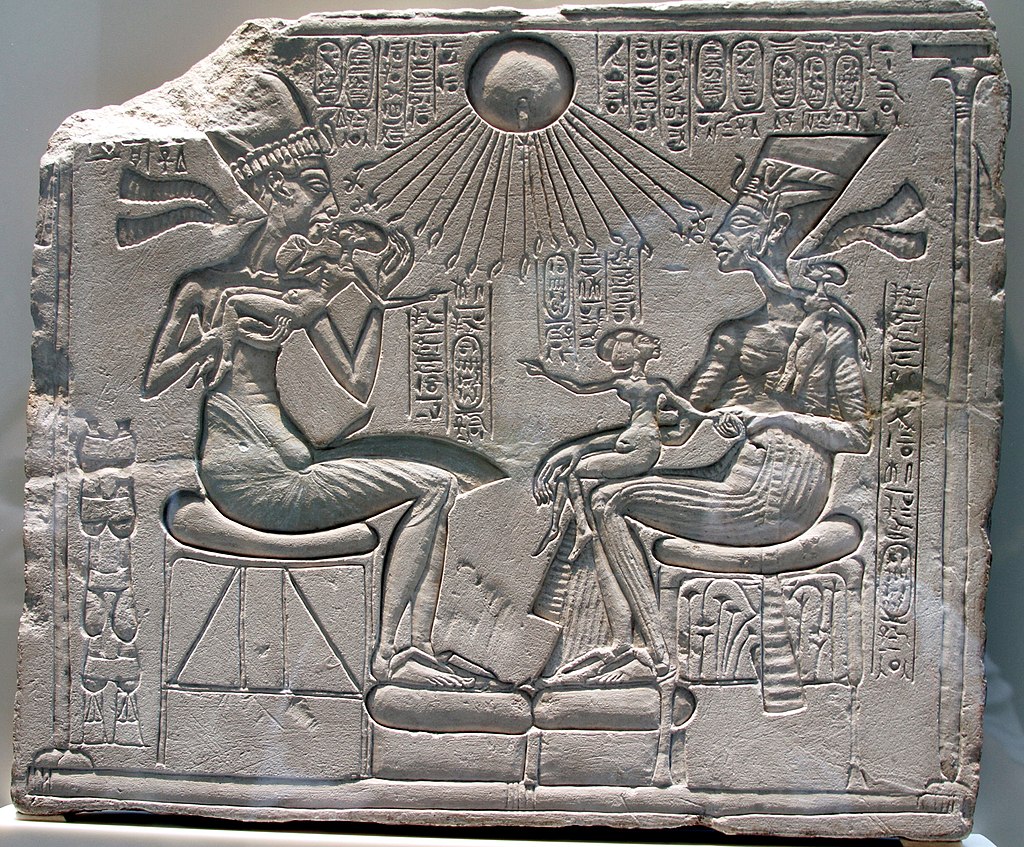 Ανάγλυφο με τον Ακενατόν, τη Νεφερτίτη και τρεις κόρες τους που στέκονται κάτω από τον ήλιο-Ατόν 