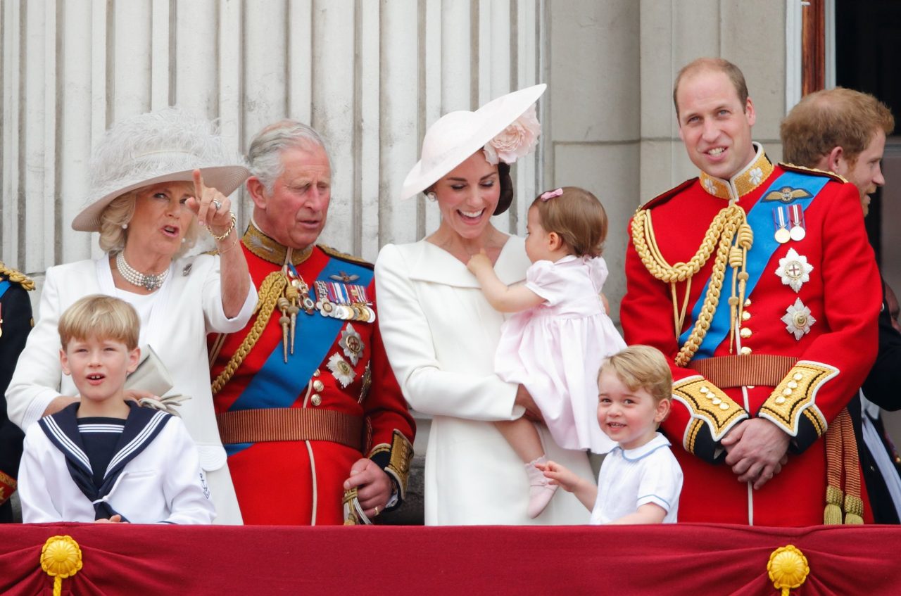 Η Καμίλα Πάρκερ, ο βασιλιάς Κάρολος, η Κέιτ Μίντλετον, ο πρίγκιπας Ουίλιαμ και τα παιδιά, Τζορτζ, Σάρλοτ και Λούις