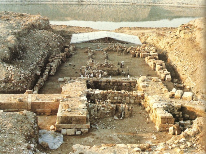Η ανασκαφή του Λαζαρίδη στην Αμφίπολη. Στο βάθος ο ποταμός Στρυμόνας