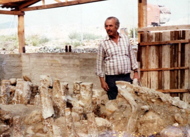 Ο αρχαιολόγος Δημήτρης Λαζαρίδης κατά την ανακάλυψη της γέφυρας