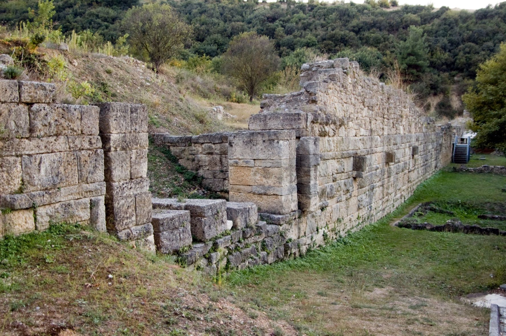 Τμήμα του τείχους της Αμφίπολης