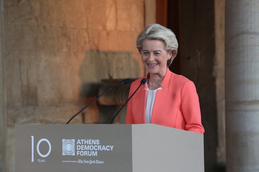 Η πρόεδρος της Ευρωπαϊκής Επιτροπής Ούρσουλα Φον Ντερ Λαίεν (Ursula von der Leyen) μιλάει στο Athens Democracy Forum που γίνεται στη Στοά του Αττάλου,