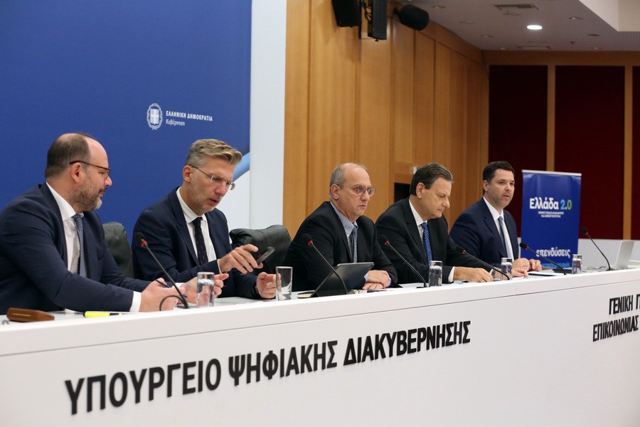 O αναπληρωτής υπουργός Οικονομικών Θόδωρος Σκυλακάκης (2-Δ), ο υπουργός Επικρατείας Άκης Σκέρτσος (2-Α), ο Γενικός Γραμματέας Συντονισμού της Κυβέρνησης Θανάσης Κοντογεώργης (1-Δ) και ο Διοικητής της Ειδικής Υπηρεσίας Συντονισμού του Ταμείου Ανάκαμψης Νίκος Μαντζούφας (1-Α), παρουσιάζουν την πορεία υλοποίησης του Εθνικού Σχεδίου Ανάκαμψης και Ανθεκτικότητας «Ελλάδα 2.0» στη συνέντευξη Τύπου, με συντονιστή τον υφυπουργό παρά τω πρωθυπουργώ και κυβερνητικό εκπρόσωπο, Γιάννη Οικονόμου (Κ), Αθήνα, Παρασκευή 30 Σεπτεμβρίου 2022. ΑΠΕ-ΜΠΕ/Αλέξανδρος Μπελτές