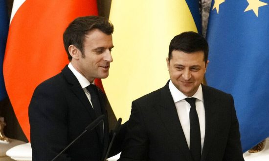 Μακρόν: Τηλεφωνική επικοινωνία με Ζελένσκι – Δέσμευση για επιβολή «νέων κυρώσεων» στη Ρωσία