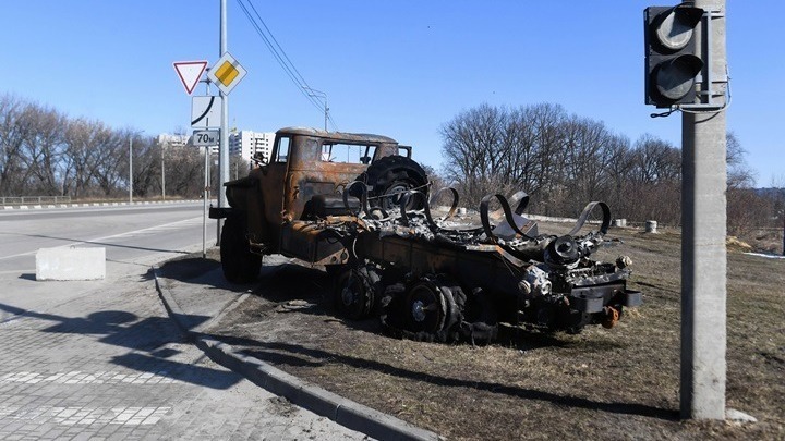 κατεστραμμένο στρατιωτικό όχημα στην Ουκρανία