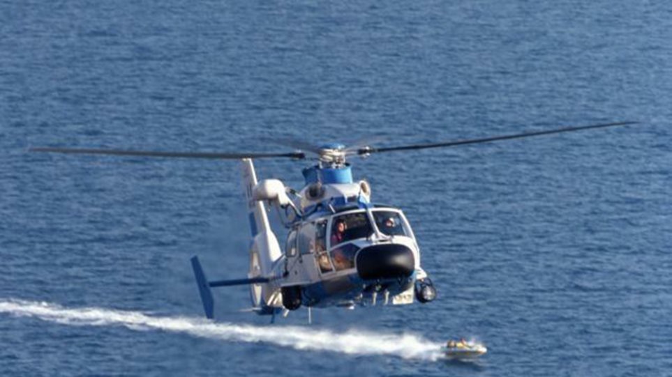 Ελικόπτερο του Λιμενικού που πετά αγγίζοντας τη θάλασσα