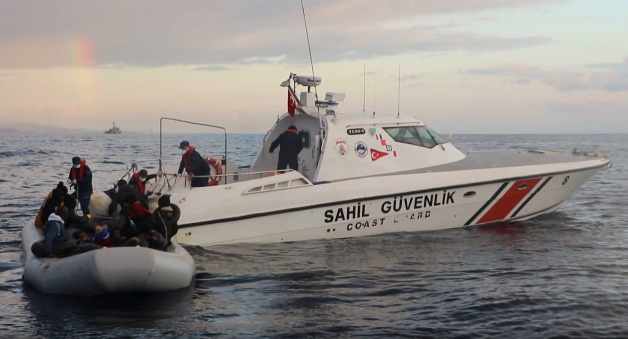 Τούρκικο λιμενικό απωθεί βάρκα μεταναστών στη θάλασσα