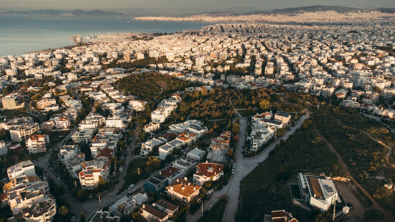 Πανοραμική φωτογραφία της Αθηναϊκής ριβιέρας με κατοικίες και θάλασσα