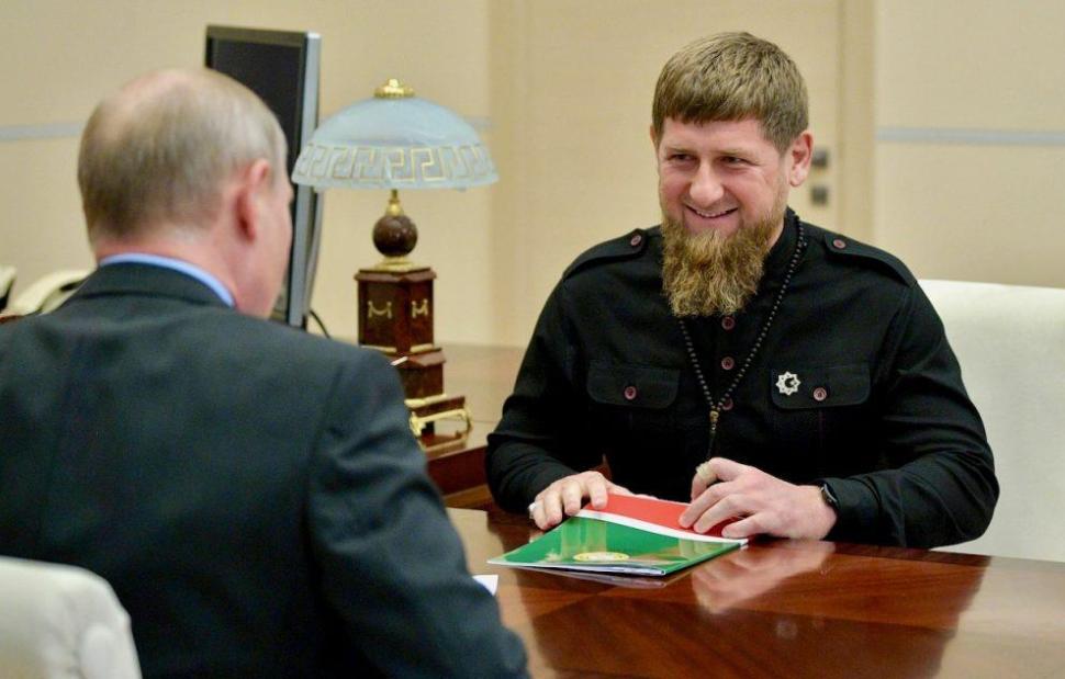 Ο Πούτιν με τον Τσετσένο Καντίροφ κάθονται αντικριστά σ' ένα γραφείο