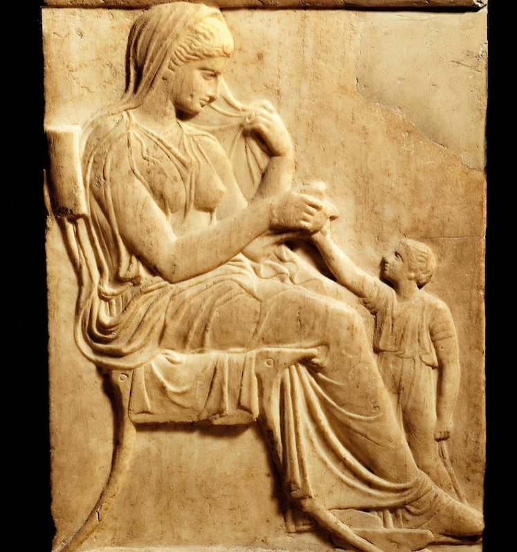Επιτύμβια αθηναϊκή στήλη με γυναίκα και παιδί. Του 5ου π.Χ. αιώνα
