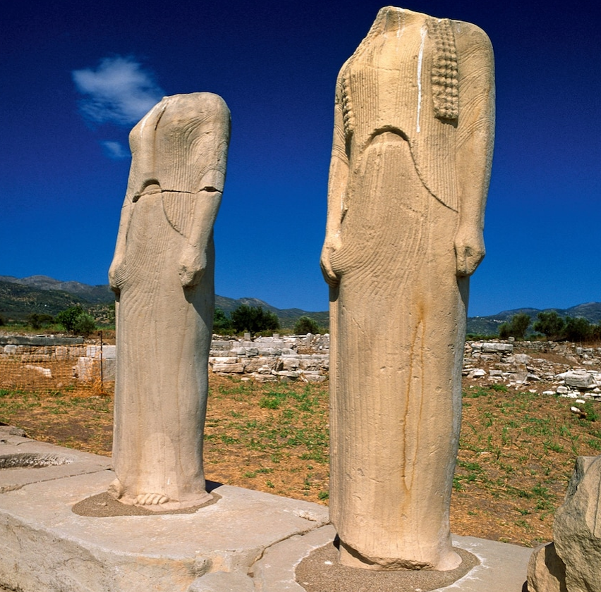 Οι Κόρες (αντίγραφα) του γλύπτη Γενέλεω στο Ηραίο Σάμου, περί το 560 π.Χ. Κατά μία άποψη απεικονίζουν ιέρειες της Ήρας