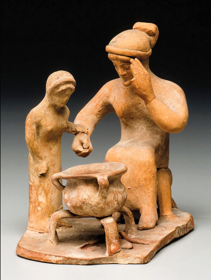 Σκηνή γυναίκας που μαγειρεύει ενώ ένα νεαρό κορίτσι παρακολουθεί. Από την Τανάγρα του 5ου π.Χ αιώνα