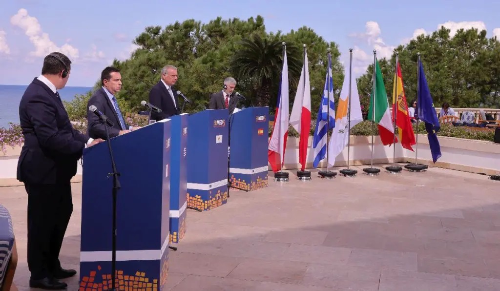 Υπουργοί Εσωτερικών και Μετανάστευσης πέντε μεσογειακών χωρών κατά τη διάρκεια δηλώσεων στην Πάφο της Κύπρου μετά τη συνάντηση του MED5