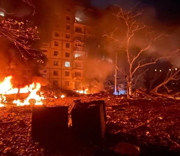 Φωτιές σε κτήρια κατοικιών στη Ζαπορίζια μετά από ρωσική πυραυλική επίθεση μέσα στη νύχτα