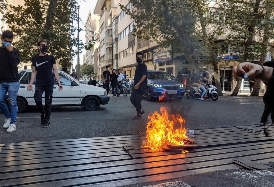 Φωτιές στους δρόμους της Τεχεράνης κατά τη διάρκεια διαδηλώσεων που προκάλεσε ο θάνατος Μαχσά Αμινί που είχε συλληφθεί από την αστυνομία επειδή τα μαλλιά της εξείχαν από το χιτζάμπ