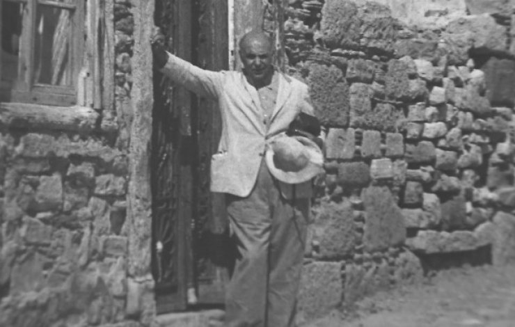 Ο Γιώργος Σεφέρης στο πατρικό σπίτι στη Σκάλα Βουρλών κατά τη μοναδική επιστροφή του, το 1950