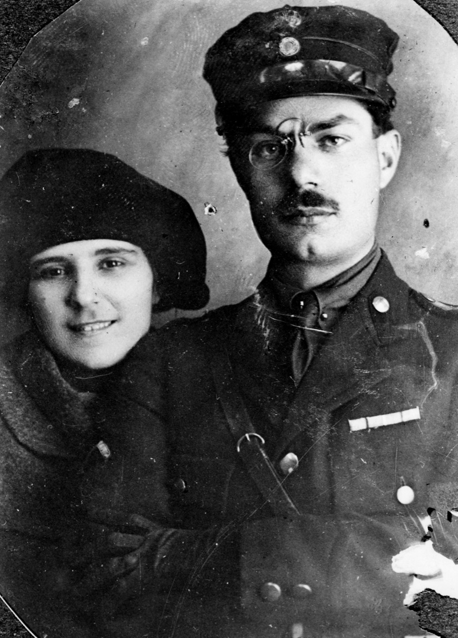Ο Στρατής Μυριβήλης με τη σύζυγό του Ελένη