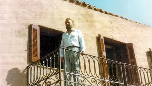 Ο Γιάννης Ρίτσος στο σπίτι του στη Μονεμβασία