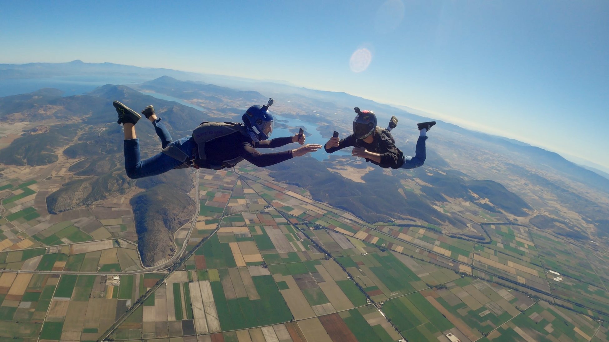 Skydive με τα νέα iPhone 14 Pro και προσγείωση στα Public  για μία κορυφαία εμπειρία τεχνολογίας!