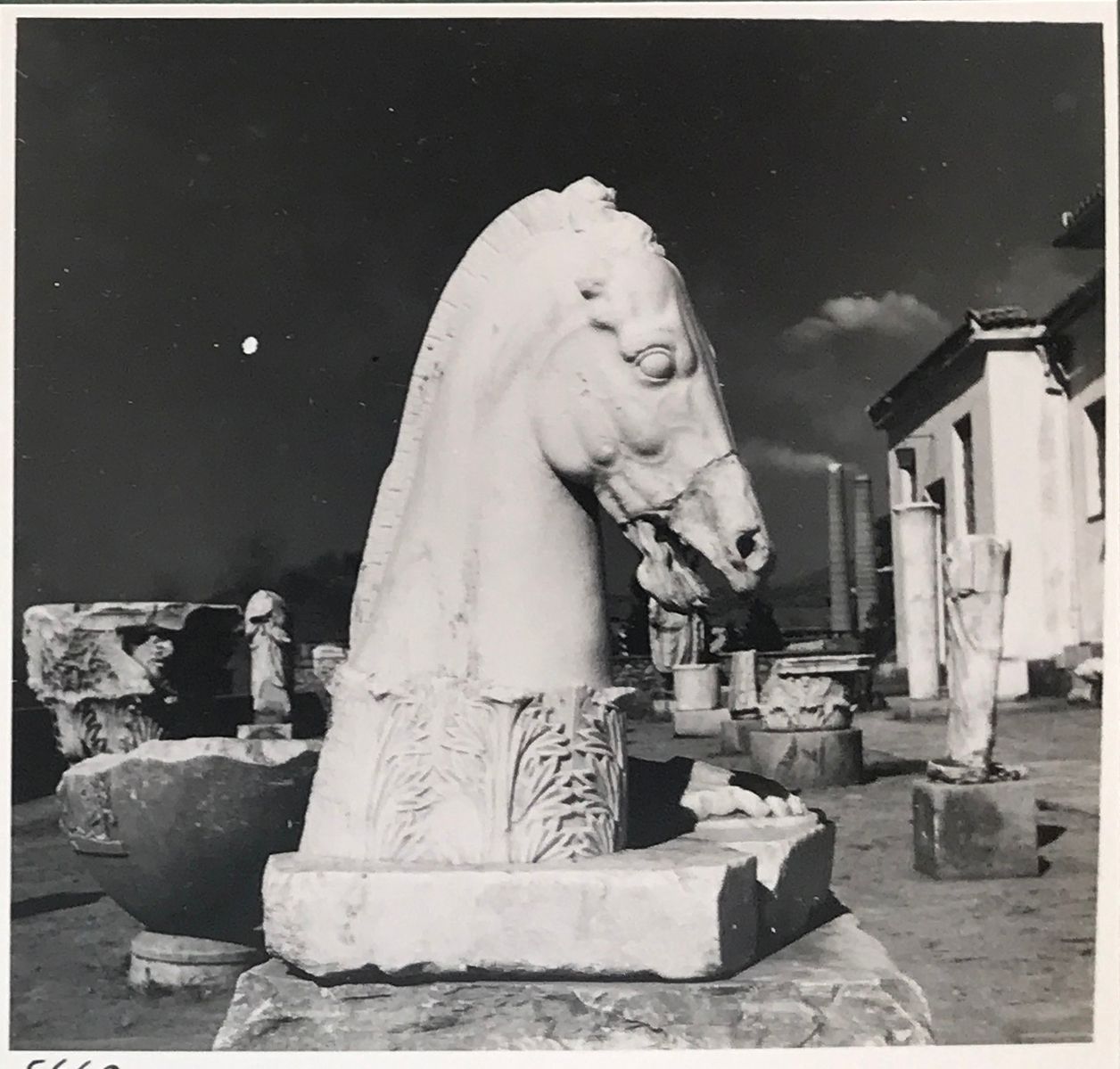 Νικόλαος Τομπάζης. Η αυλή του Μουσείου της Ελευσίνας (Μουσείο Μπενάκη) 