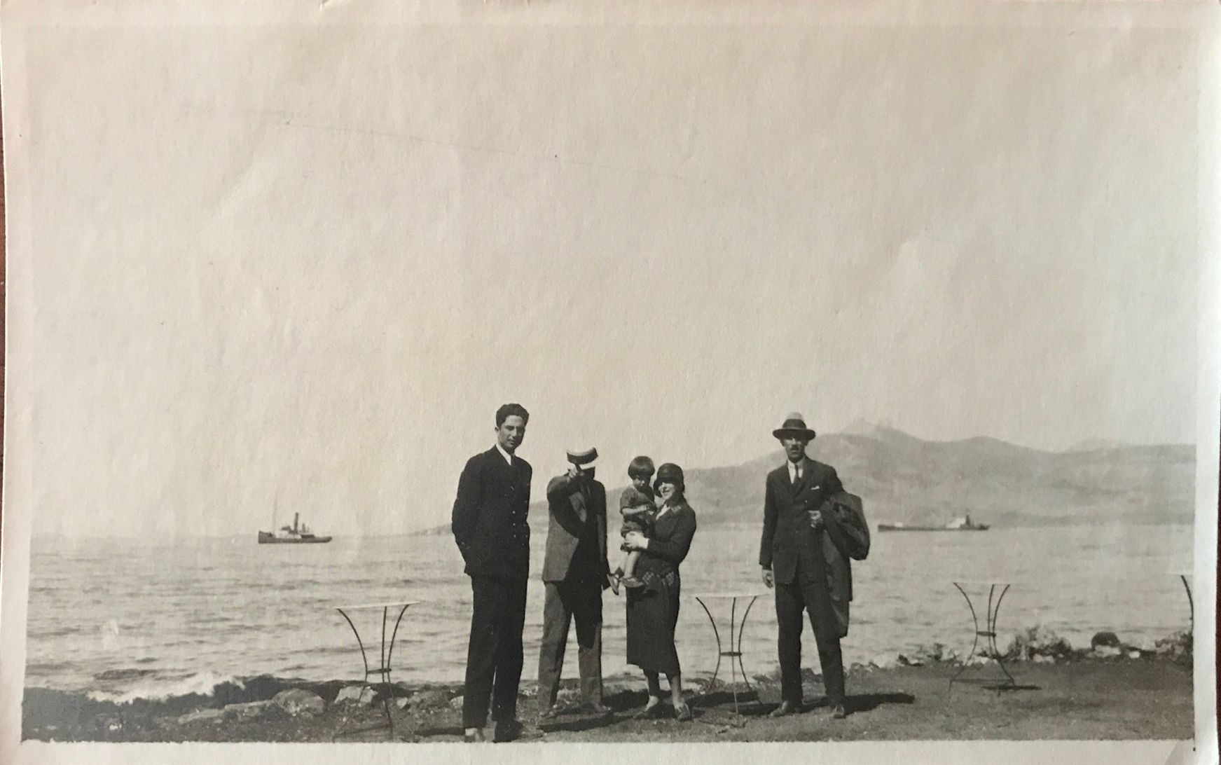 Συντροφιά στην παραλία της Ελευσίνας, Μάιος 1924 (Συλλογή Γιώργου Παυλόπουλου)