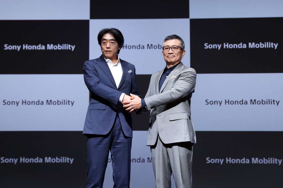 Ο Chief Operating Officer της Sony Honda Mobility Izumi Kawanishi, αριστερά, και ο Διευθύνων Σύμβουλος Yasuhide Mizuno
