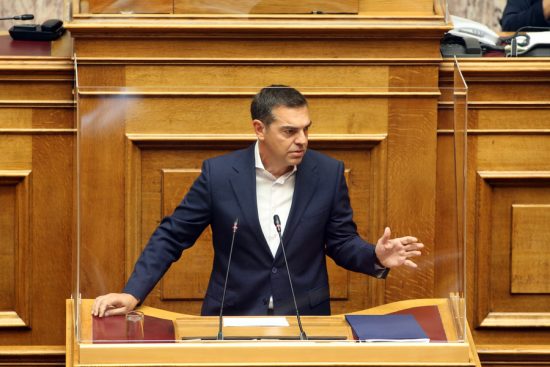 Τσίπρας κατά Γεωργιάδη: Δεν είναι εδώ γιατί θα αγοράζει ρακέτες