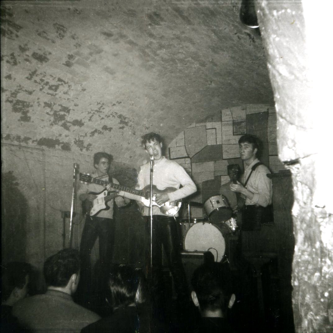 Τζορτζ Χάρισον, Τζον Λένον και Πολ Μακάρτνεί, κιθάρα και στο βάθος ο ντράμερ Πιτ Μπεστ, το 1961