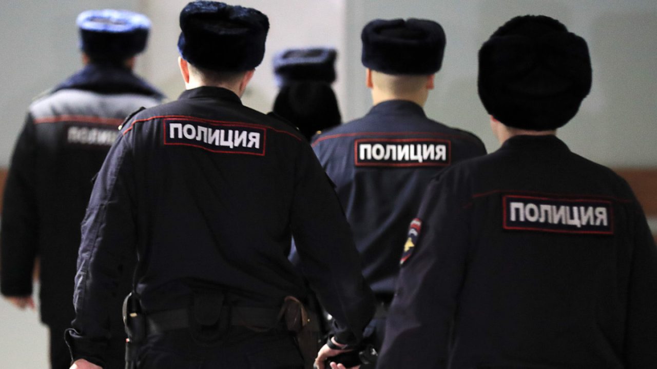 Ρώσοι αστυνομικοί γυρισμένοι πλάτη