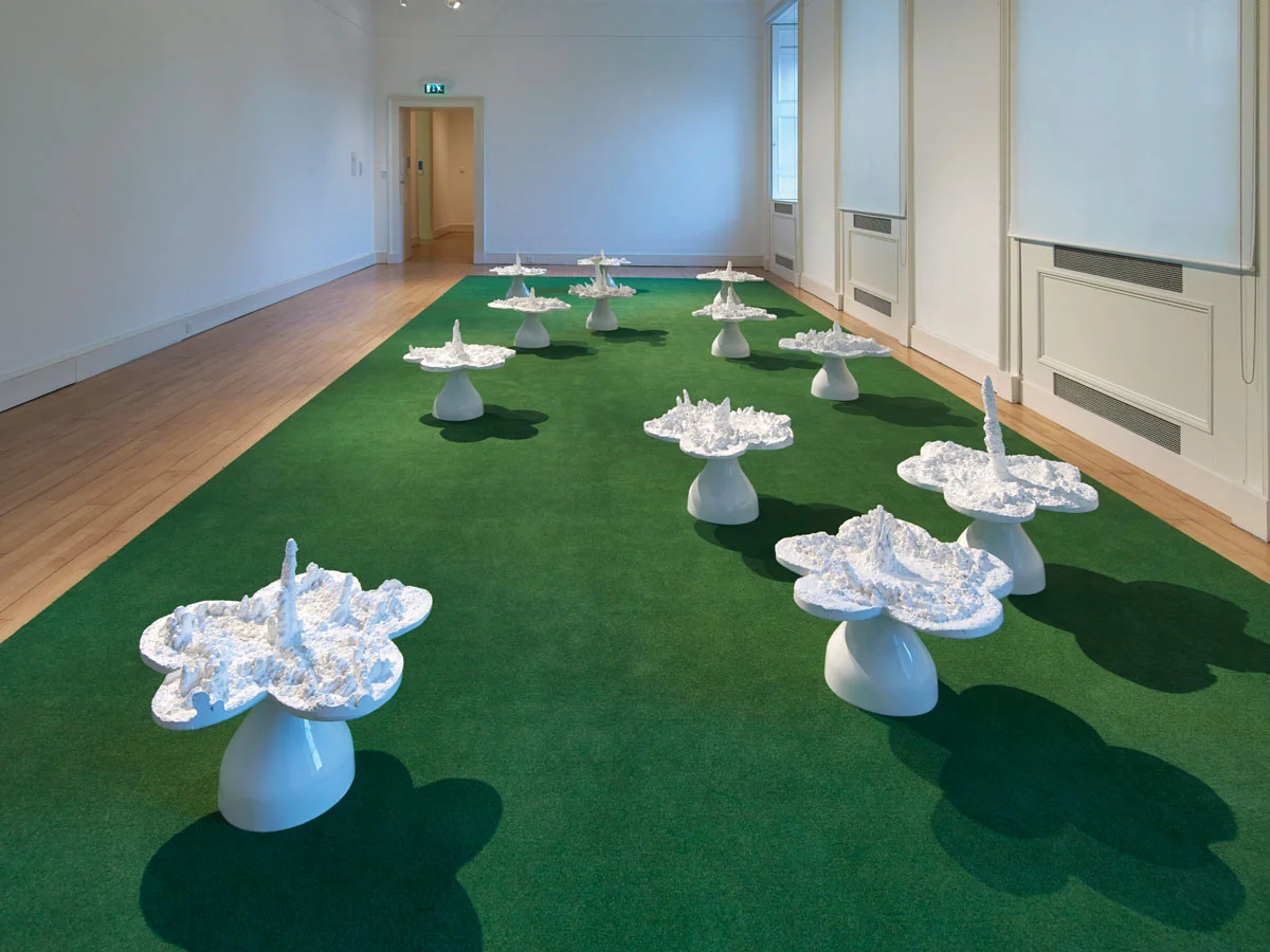 Η εγκατάσταση «Piss Flowers» (1991) της Έλεν Τσάντγουικ, μία από τις μεγάλης κλίμακας εγκαταστάσεις που δώρισε Δημήτρης Δασκαλόπουλος στην Tate του Λονδίνου