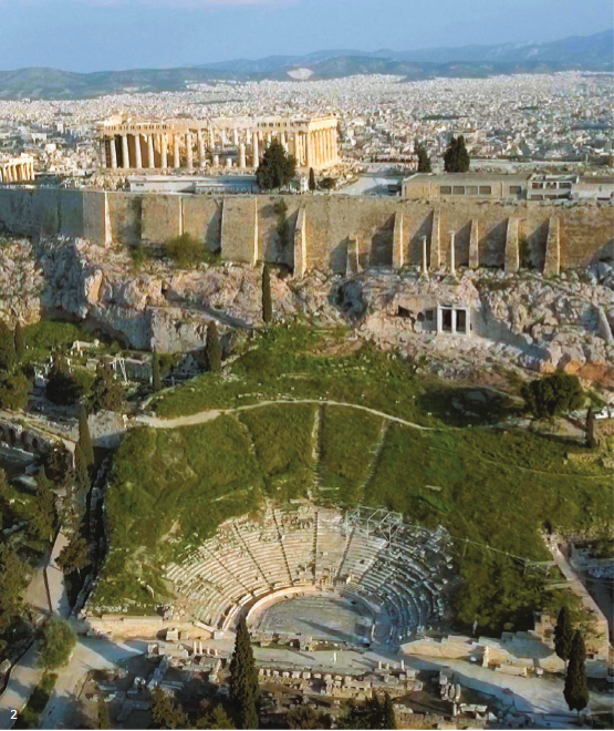 Από κάτω προς τα επάνω, το θέατρο του Διονύσου, το Θρασύλλειο, τα τείχη της Ακρόπολης και ο Παρθενώνας