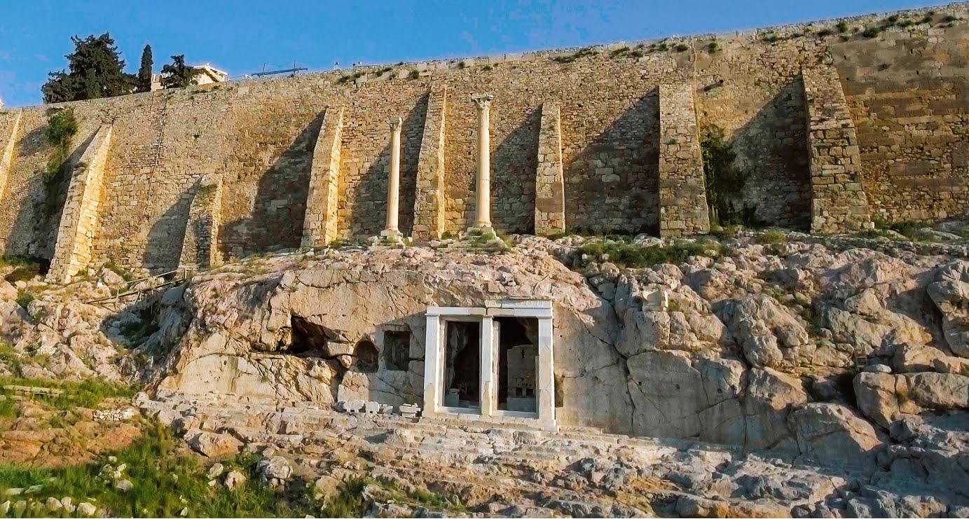 Το μνημείο του Θρασύλλου στην πλαγιά του βράχου της Ακρόπολης